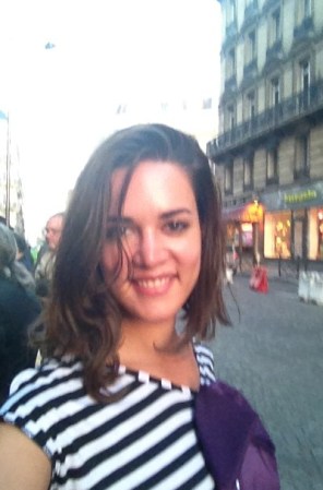 Otra imagen de sus vacaciones en Paris, donde luce simple y guapísima.