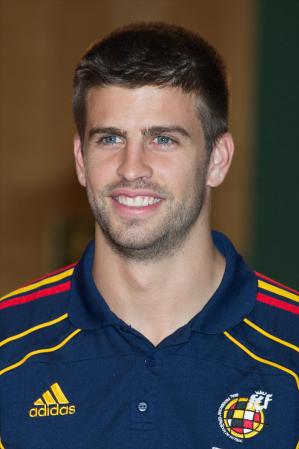 Campeón del mundo en 2010, el español Gerard Piqué, no sólo es conocido por su profesión, sino también porque es la pareja de la cantante colombiana Shakira. Escoge el futbolista más guapo aquí