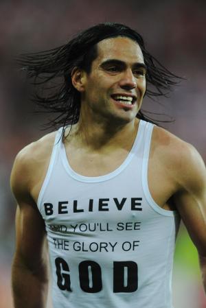 Radamel Falcao colombiano que milita en el Atlético Madrid es uno de los futbolistas más sexys y atractivos del mundo. Escoge el futbolista más guapo aquí