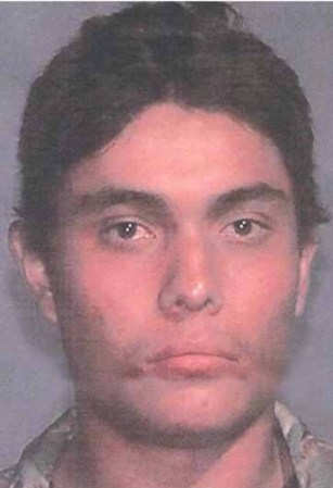 Fidel Urbina es buscado por presuntamente golpear y violar a una mujer en 1998. Mientras estaba libre bajo fianza, presuntamente golpeó, violó y estranguló hasta morir a una segunda mujer en 1998. Ambos hechos habrían ocurrido en Chicago, Illinois.
