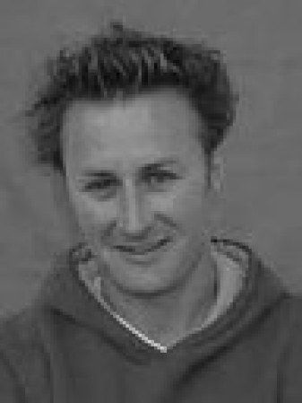 Jason Derek Brown es buscado por asesinato y robo armado en Phoenix, Arizona. En noviembre de 2004, presuntamente disparó y mató a un guardia de un carro blindado y huyó con el dinero.