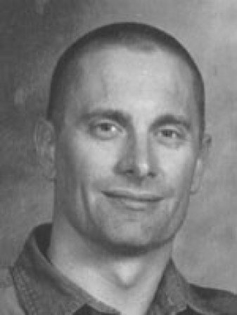 Robert William Fisher es buscado por presuntamente asesinar a su esposa y dos hijos pequeños y luego hacer estallar la casa donde todos vivían en Arizona en 2001.