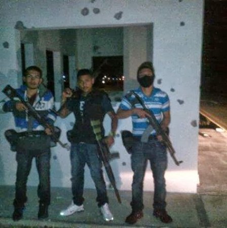 Fotos de presuntos sicarios del narcotrafico en Nuevo Laredo, Tamaulipas, México, difundidas por la página web Blog del Narco.