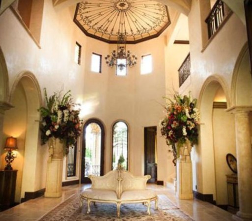 El pelotero de grandes ligas, Barry Bonds, puso en venta su lujosa mansión de Beverly Hills, en California. La estructura consta con esplendorosas amenidades.