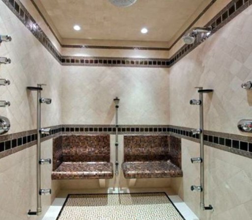 El pelotero de grandes ligas, Barry Bonds, puso en venta su lujosa mansión de Beverly Hills, en California. La estructura consta con esplendorosas amenidades.
