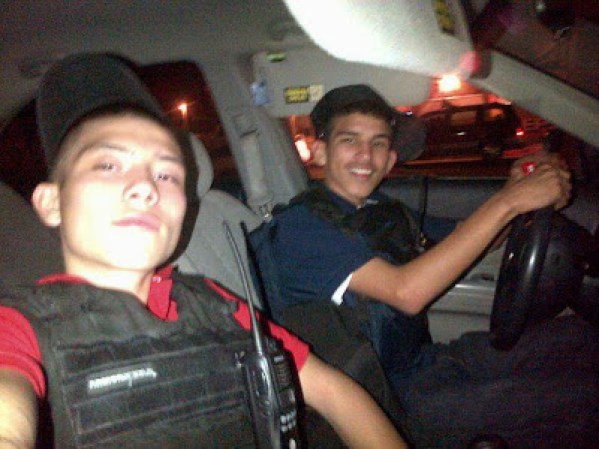 Según los editores de "El blog del narco", estos jóvenes son sicarios adscritos al cartel de los Zetas, en el estado de Tamaulipas.