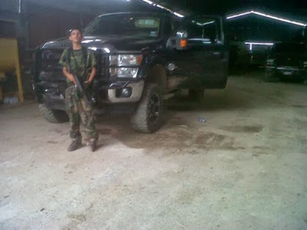 Fotos de presuntos sicarios del narcotrafico en Nuevo Laredo, Tamaulipas, México, difundidas por la página web Blog del Narco.