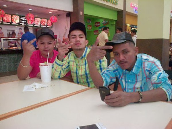 Fotos de presuntos sicarios del narcotrafico en Nuevo Laredo, Tamaulipas, México, difundidas por la página web Blog del Narco.
