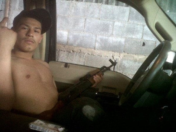 Fotos de presuntos sicarios del narcotrafico en Nuevo Laredo, Tamaulipas, México, difundidas por la página web Blog del Narco.