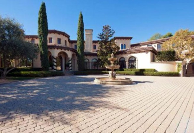 El pelotero de grandes ligas, Barry Bonds, puso en venta su lujosa mansión de Beverly Hills, en California. La estructura consta con esplendorosas amenidades.