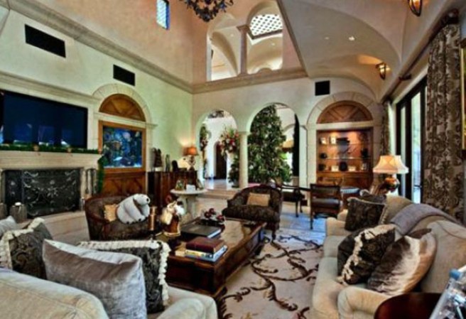 El pelotero de grandes ligas, Barry Bonds, puso en venta su lujosa mansión de Beverly Hills, en California. La estructura consta con esplendorosas amenidades.