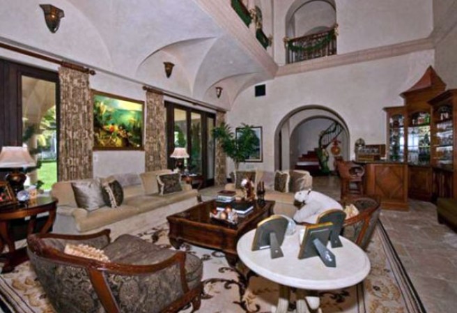 El pelotero de grandes ligas, Barry Bonds, puso en venta su lujosa mansión de Beverly Hills, en California. La estructura consta con esplendorosas amenidades.