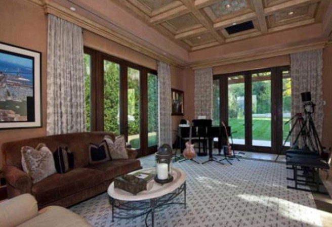 El pelotero de grandes ligas, Barry Bonds, puso en venta su lujosa mansión de Beverly Hills, en California. La estructura consta con esplendorosas amenidades.
