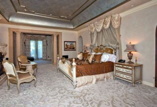 El pelotero de grandes ligas, Barry Bonds, puso en venta su lujosa mansión de Beverly Hills, en California. La estructura consta con esplendorosas amenidades.