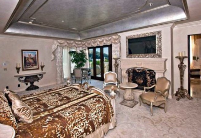 El pelotero de grandes ligas, Barry Bonds, puso en venta su lujosa mansión de Beverly Hills, en California. La estructura consta con esplendorosas amenidades.