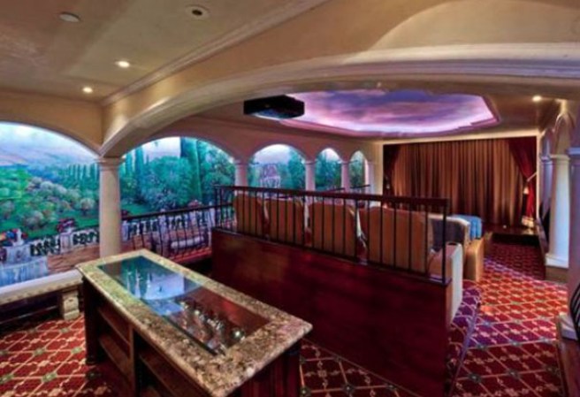 El pelotero de grandes ligas, Barry Bonds, puso en venta su lujosa mansión de Beverly Hills, en California. La estructura consta con esplendorosas amenidades.