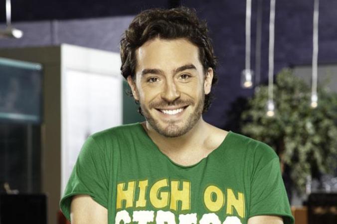 Emilio Romero (Juan Pablo Espinos) es el secretario y quien deberá hacer frente al amor que siente por Antonia, gerente comercial de Industrias Copito.