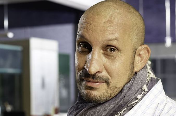 Franklin Sotomayor (Fernando Solorzano) es un reconocido publicista, actualmente desempleado. Es esposo de la cruel Lorena y padrastro de la linda Valentina.