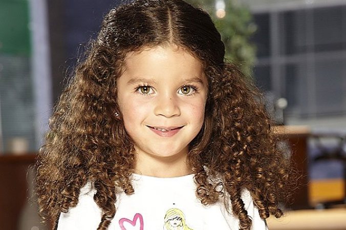 Valentina Redín (Hillary Vergara) es hija de Emilio y Lorena.