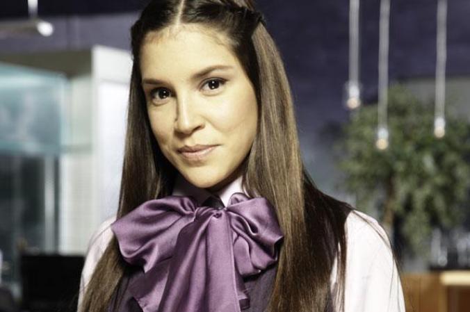 Olga Linares (Valentina Lizcano) es una de las secretarias de la oficina, y quien le ha hecho creer a Emilio que está embarazada con hijo suyo.