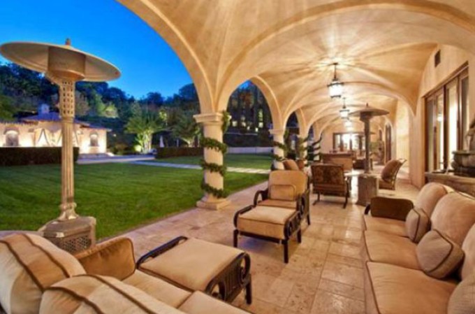 El pelotero de grandes ligas, Barry Bonds, puso en venta su lujosa mansión de Beverly Hills, en California. La estructura consta con esplendorosas amenidades.