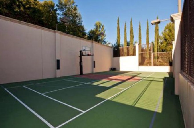 El pelotero de grandes ligas, Barry Bonds, puso en venta su lujosa mansión de Beverly Hills, en California. La estructura consta con esplendorosas amenidades.