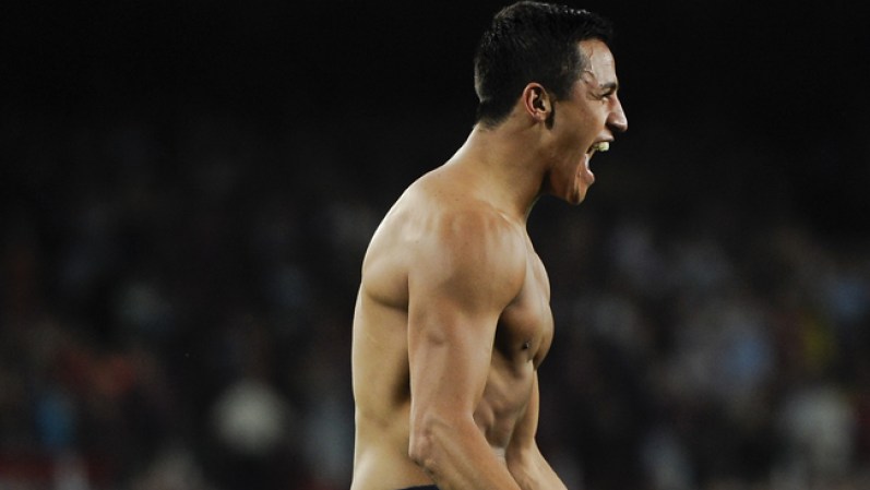 El chileno Alexis Sánchez, del barsa, muestra su poder.