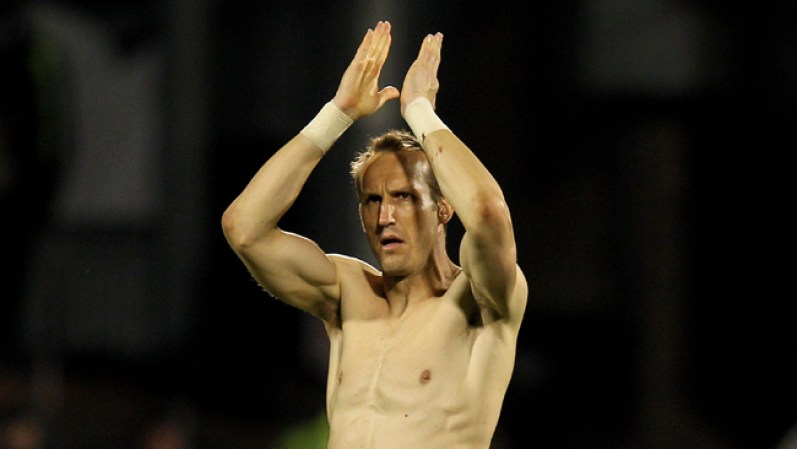 El australiano Mark Schwarzer del Fulhman, donde para pelotas al ser portero.