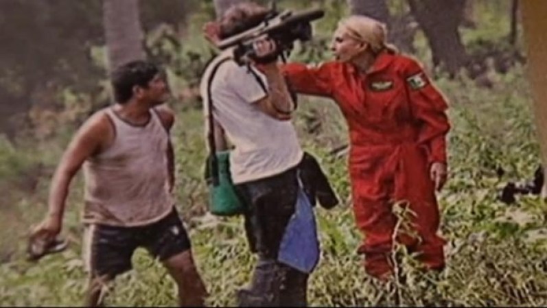 Cabe mencionar que en medio de la tormenta se desató una guerra de poderes entre la periodista Carmen Aristegui y la conductora peruana Laura Bozzo. <br /><br /><br /><br /><br /><br /><br /> Guerra de poderes entre Aristegui y Bozzo <br />