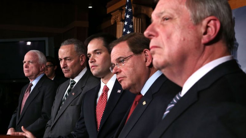 De izquierda a derecha, John McCain, Charles Schumer, Marco Rubio, Robert Menendez y Richard Durbin durante la conferencia de prensa. Parte del Grupo de los 8.