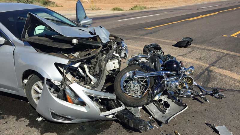 Accidente-en-motocicleta-nissan-altima