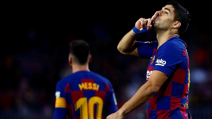 Luis Suárez del Barcelona haciendo un gesto de silencio con su dedo.