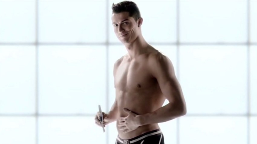 TLMD-Cristiano-ronaldo-presume-abdominales-en-japon
