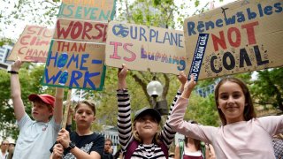 Los manifestantes sostienen pancartas durante la manifestación del Día Nacional de Acción de Crisis Climática en Sydney, Australia, el 22 de febrero de 2020.