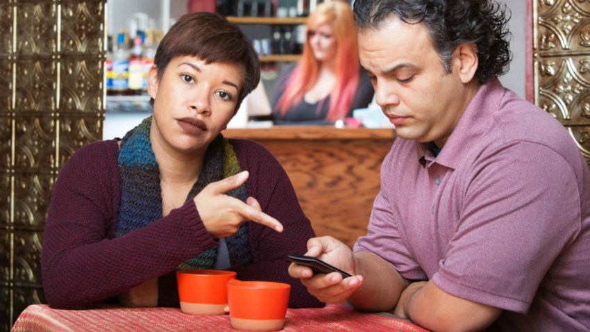 TLMD-pareja-celular-generica-shutterstock_292196681