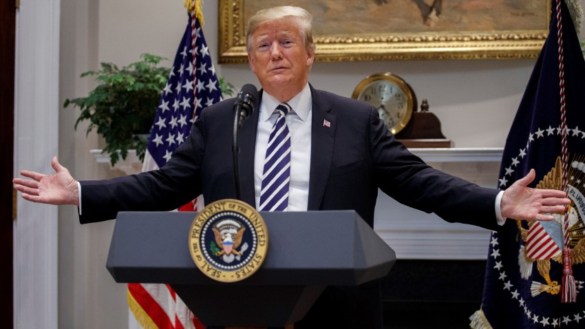 Trump dice que el Ejército podría abrir fuego si es apedreado