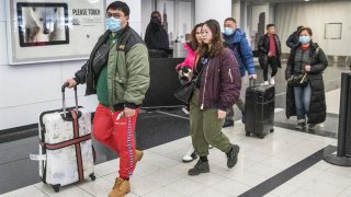 Los CDC recomiendan que los viajeros eviten todos los viajes no esenciales a la provincia de Hubei (China), incluido Wuhan, lo que se convierte en una alerta nivel 3.