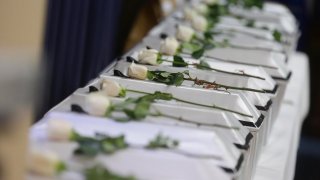 Fotografía de archivo de rosas blancas depositadas en recuerdo a las víctimas.