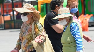 Adultos mayores con mascarillas pasean en Ciudad de México