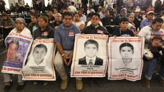 Protesta de padres de los 43 estudiantes de Ayotzinapa.