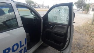 Patrulla del estado de Tamaulipas con impactos de bala.