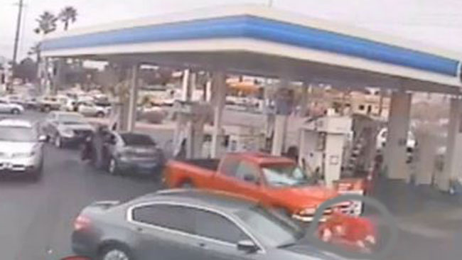 tlmd_anciano_gasolinera_ok