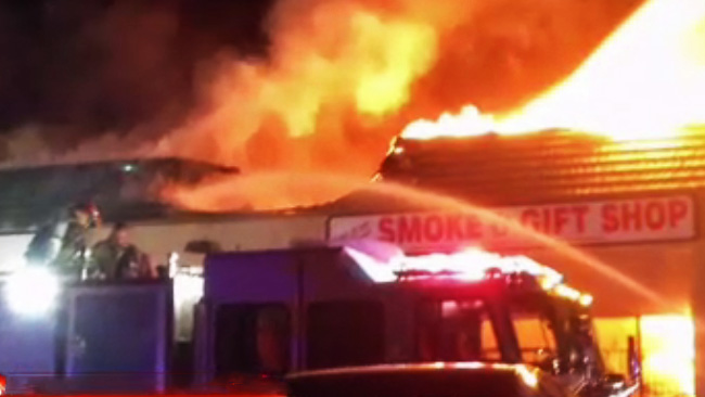 tlmd_incendio_en_centro_comercial_tiendas_al_norte_de_phoenix_arizona_policia_bomberos