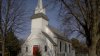 Solo para blancos: iglesia con polémicas normas de membresía intenta abrir sus puertas