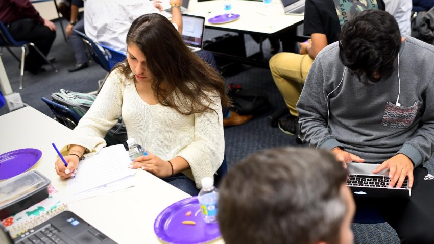 Comité de Educación aprueba proyecto de ley que daría matrícula estatal a soñadores de Arizona