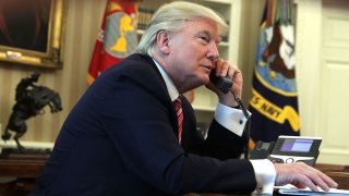 La llamada telefónica del entonces presidente Trump al funcionario electoral de Georgia, realizada el 2 de enero pasado, está en la mira de las autoridades (Foto de Archivo).