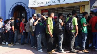 Migrantes salvadoreños aguardan por ayuda en una iglesia en Guatemala, mientras avanzan hacia EEUU.