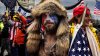 El “hombre bisonte” del asalto al Capitolio pide perdón y arremete contra Trump