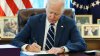 Biden firma el nuevo paquete de estímulo que incluye cheques de $1,400