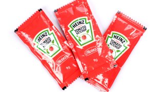 Sobres de salsa de tomate marca Heinz